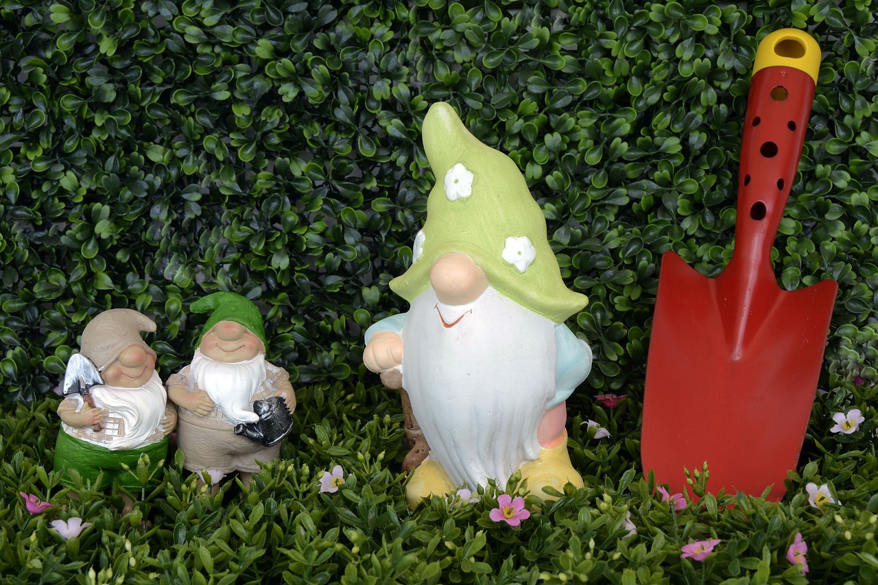 garden-gnomes-1404358_1280