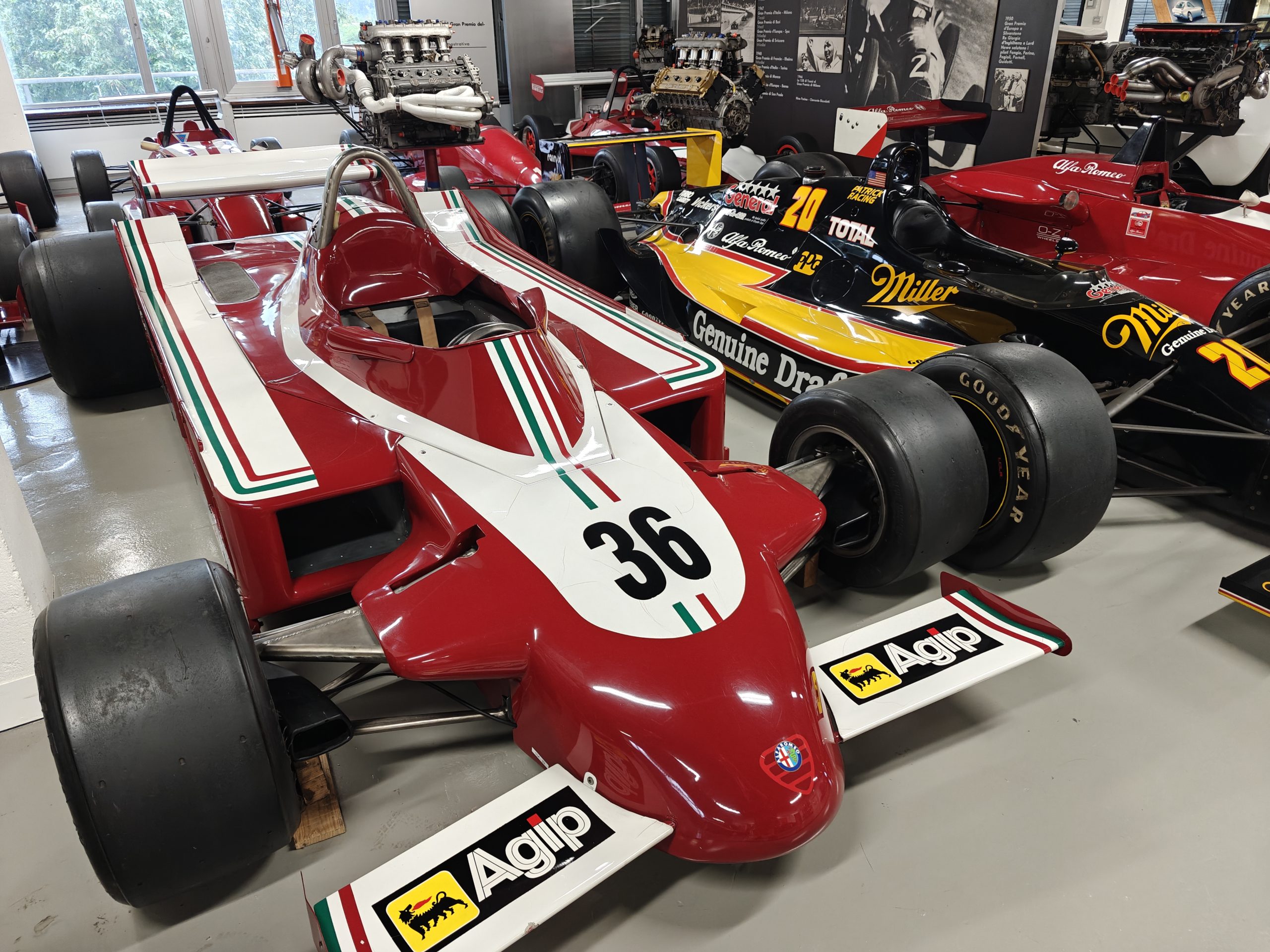 Dit is de Formule 1-auto van Alfa, toen het uiteindelijk last minute niet lukte om Niki Lauda te laten racen. Een zware dobber, maar het team heeft toch meegedaan.