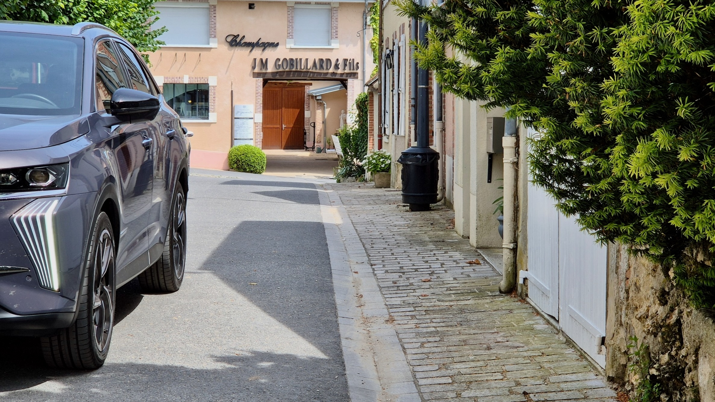 Tussenstop in Hautvillers, parkeren op straat is ook hier de beste optie