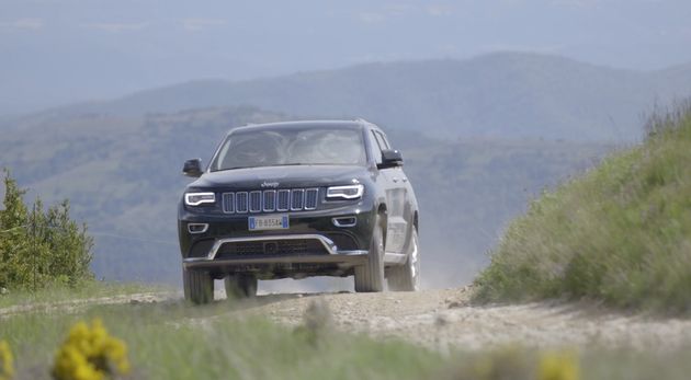 Jeep Grand Cherokee offroad in de Pyrenee\u00ebn, het gevoel van ultieme vrijheid