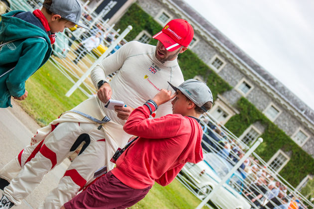 Ferarri coureur Sam Bird deelt handtekening uit