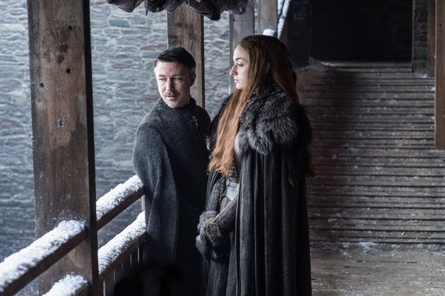 <em>Baelish en Sansa. (Foto: Helen Sloan\/HBO)<\/em><em><\/em>