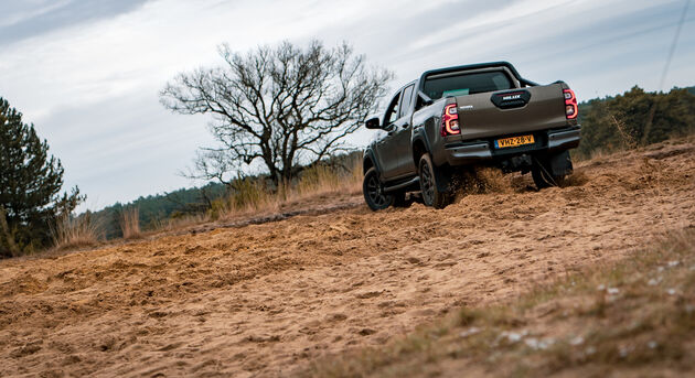 In het losse zand komt de Hilux prima van zijn plek.