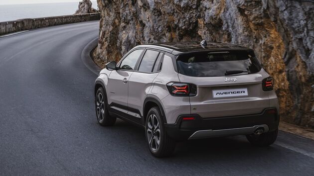 Jeep Avenger e-Hybrid herkenbaar aan de groene E linksonder