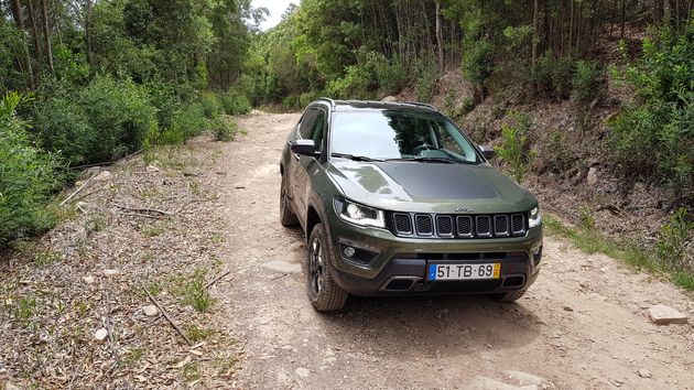 Jeep Compass TrailHawk op de plek waar hij het beste tot zijn recht komt