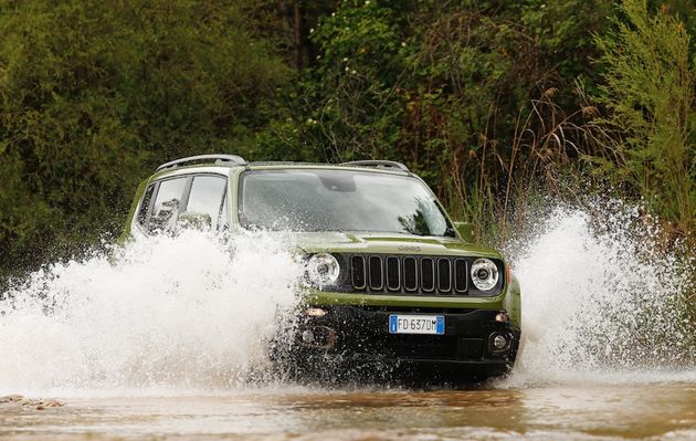 75 Jaar later, de Jeep Renegade, nog steeds met diezelfde neus, verticale strepen en twee ogen