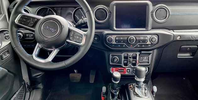 Het imposante dashboard van de Wrangler met het (Rubicon) Rock-Trac 4\u00d74 Systeem.