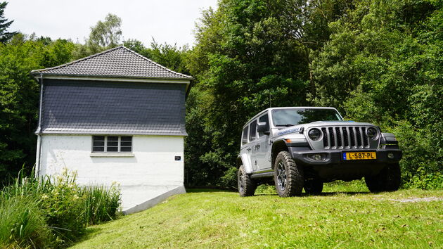 Jeep Wrangler Rubicon 4xe bij een oude energiecentrale