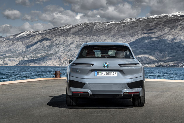 P90422111_highRes_the-bmw-ix-xdrive50-