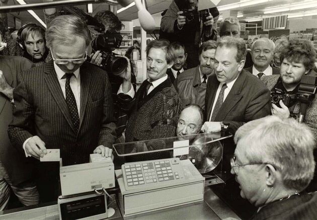 <i>De eerste pintransactie ooit bij een Albert Heijn-filiaal.</i>