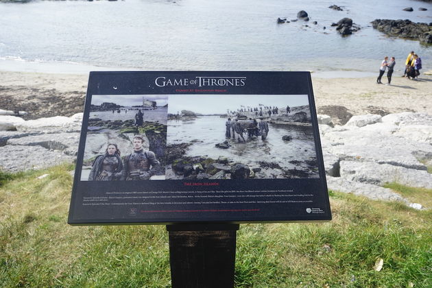 Hier zie je een deel van Ballintoy beach.