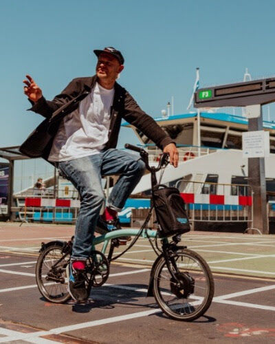 DJ producer Tom Trago op de Brompton Electric