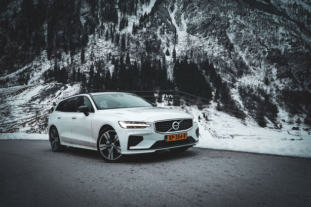 Met de Volvo V60 rijd je ook gemakkelijk langs smalle bergpaadjes