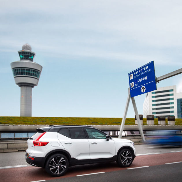 <i>Wegrijden uit de drukte op Schiphol.</i>